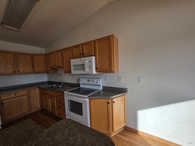 Building Photo - 3 bed twinhome for rent