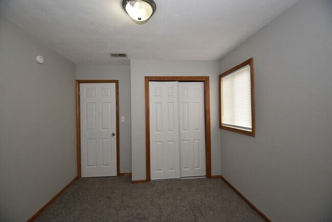 Building Photo - Mishawaka 3 bedroom ranch with large family room and fenced yard