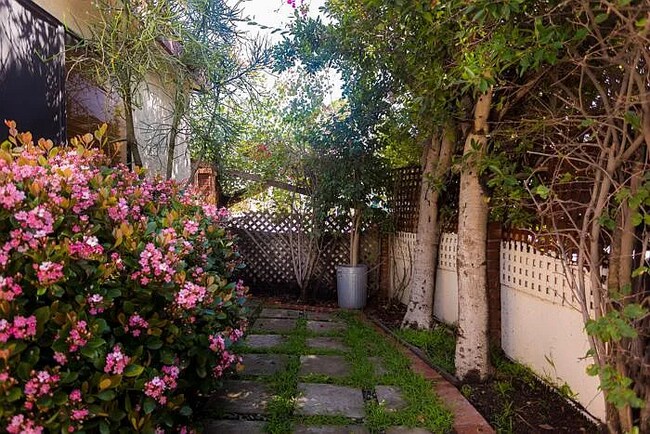 Building Photo - 539 Venice Way