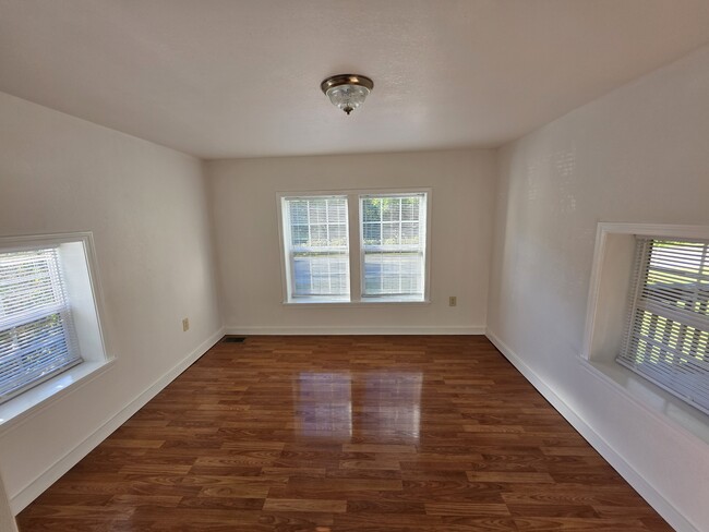 Building Photo - 1404 Cumberland Ave W