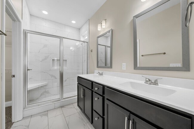 Building Photo - Pet Friendly Three Bedroom with Bonus!