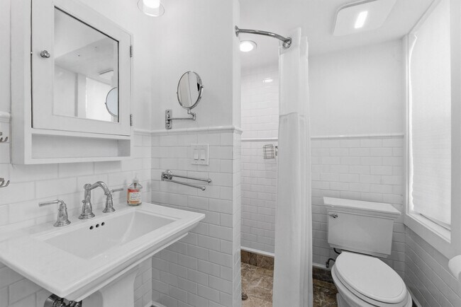 Building Photo - 1615 Monroe St