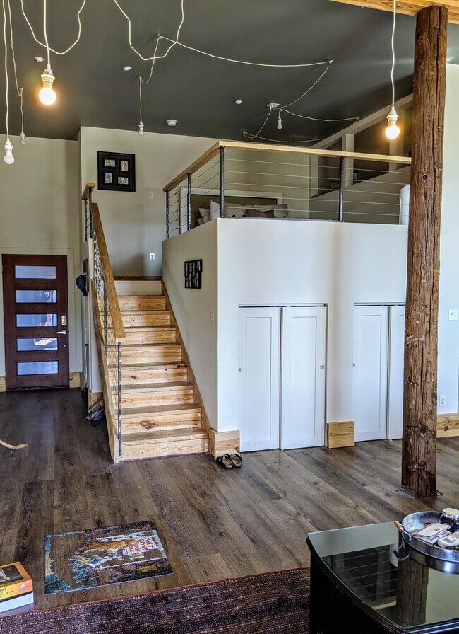 Building Photo - 305 N Parker Ave