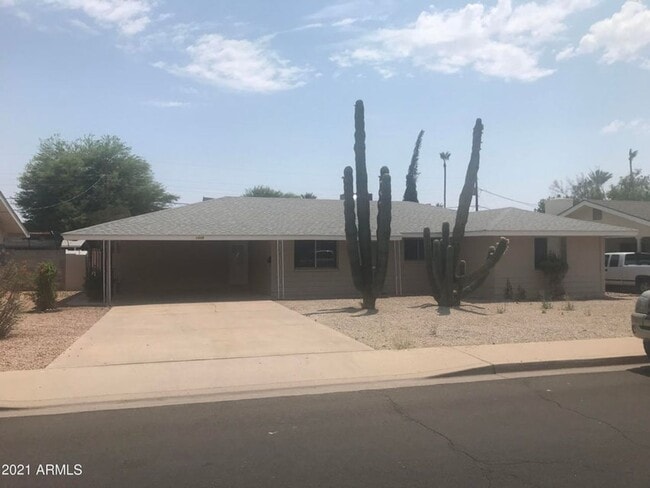 Building Photo - 4 Bed 2 Bath
