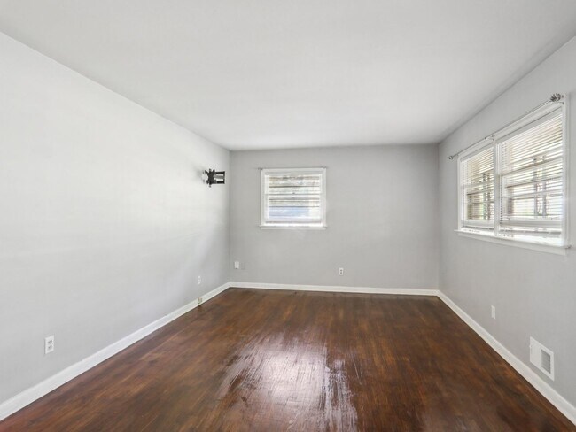 Building Photo - 3 Bedroom Duplex in Decatur