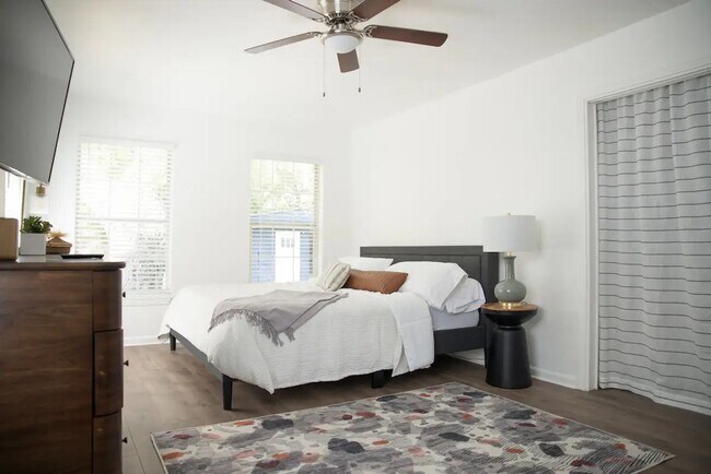 Building Photo - Fully Renovated 2x1 in a fabulous location!