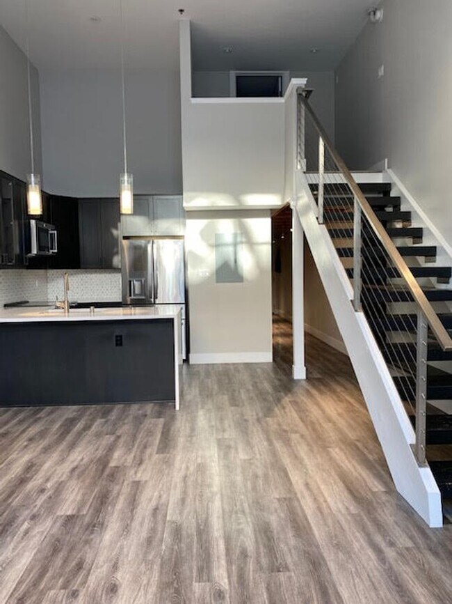Building Photo - HUGE, remodeled 2 Level 2br/2Ba Loft, Park...