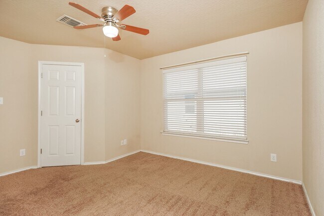 Building Photo - 4 bedroom home only 4 miles from Randolph AFB