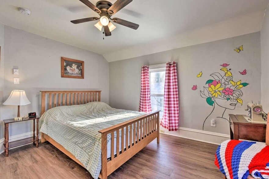 bedroom - 1012 10th St E