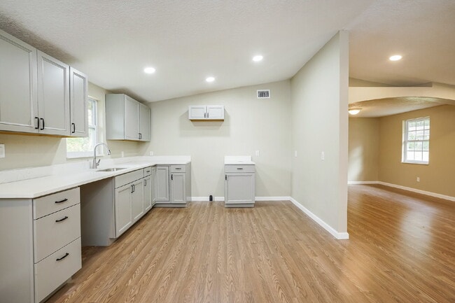 Building Photo - "Charming 3-Bed Sanctuary with Scenic Views in Floral City - 1608 Sq Ft of Comfort!"