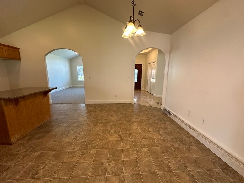 Building Photo - 818 Solano Cir