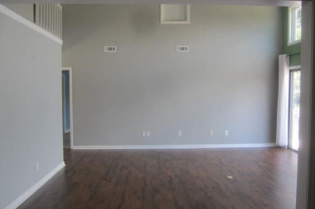 Building Photo - 107 Kingswood Dr
