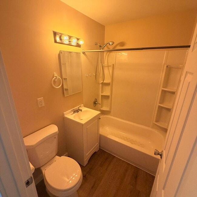 Building Photo - 2216 N Oak St