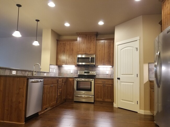 Building Photo - High end town home in perfect location