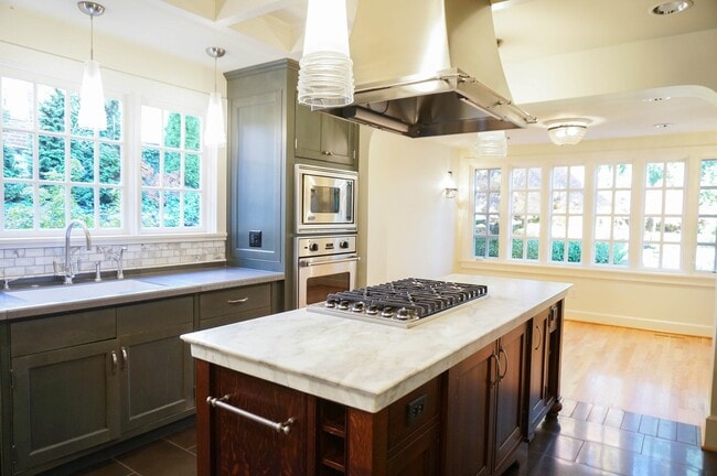 Building Photo - Dream Home in the Southwest Hills! Your Pa...