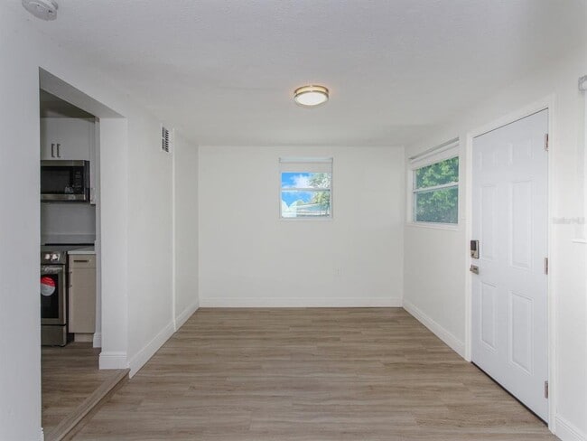 Building Photo - 2806 Bonneville Dr