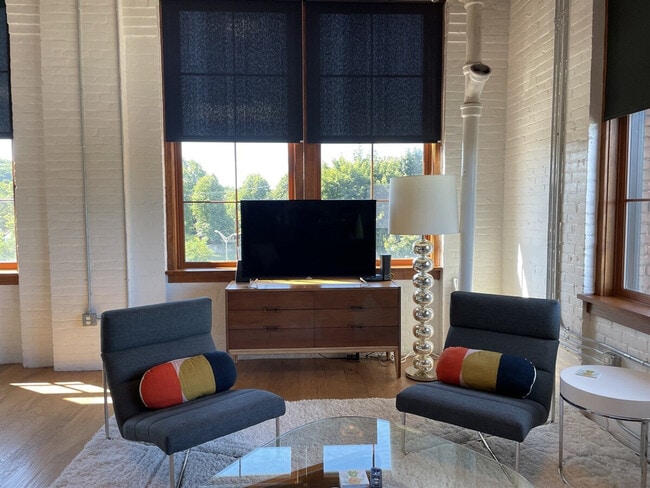 Building Photo - 270 S Goodman St