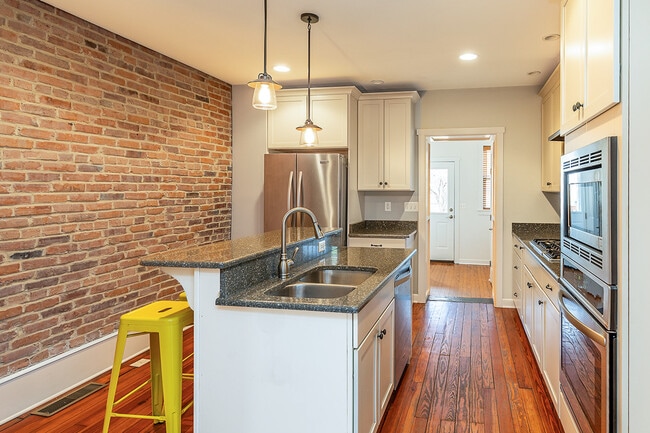 Building Photo - 1242 E Fort Ave