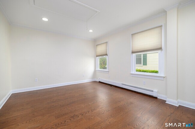 Building Photo - 18 Elm Tree Pl