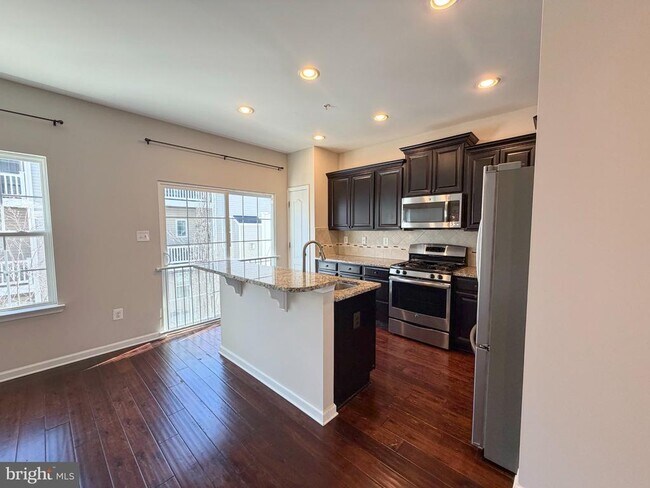 Building Photo - 1607 Sun High Terrace