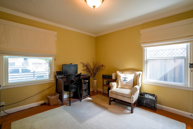 Building Photo - 610 Topaz St