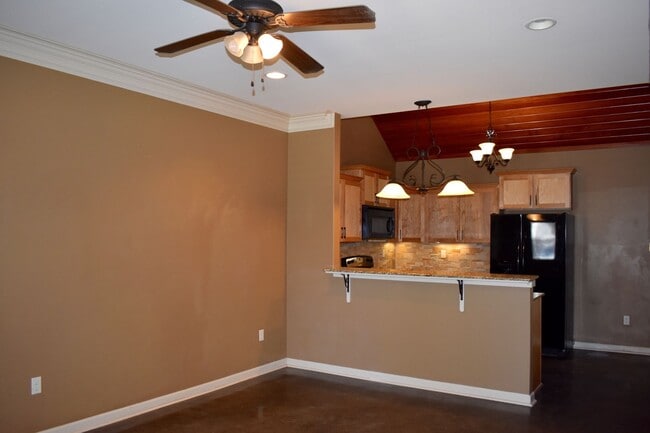 Building Photo - 3 Bedroom Townhouse in Broussard