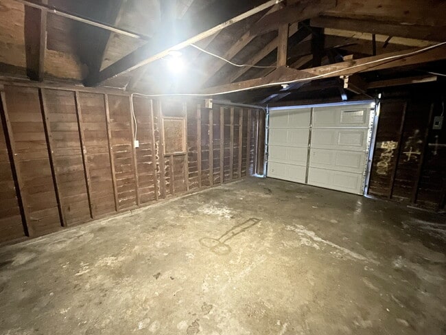 Building Photo - 4 Bedroom With 1.5 car garage/workshop combo (has electricity)