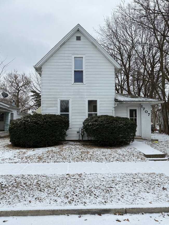 Building Photo - HOUSE...LARGE 3 Bedroom 2 Bath