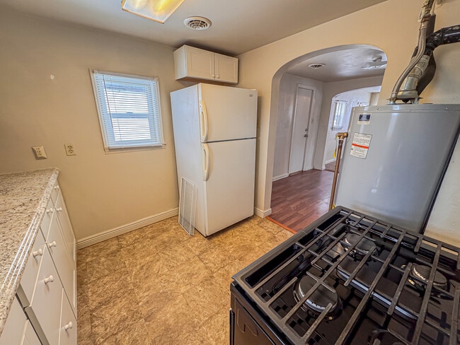 Building Photo - 614 Seymour Ave