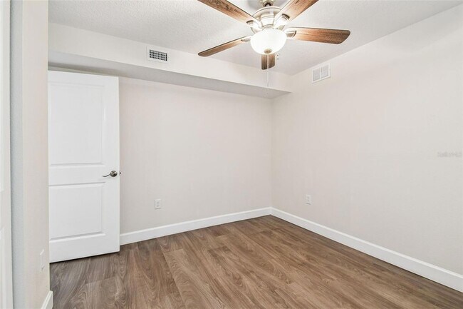 Building Photo - 650 E Tarpon Ave