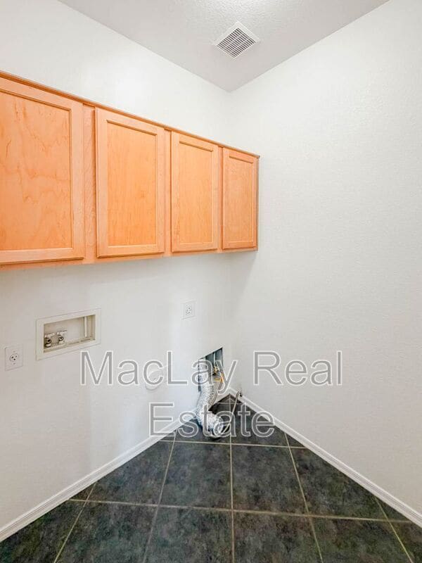 Building Photo - 1009 E Iris Dr