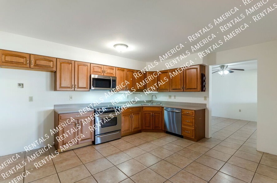 Building Photo - 3951 W Irvington Rd