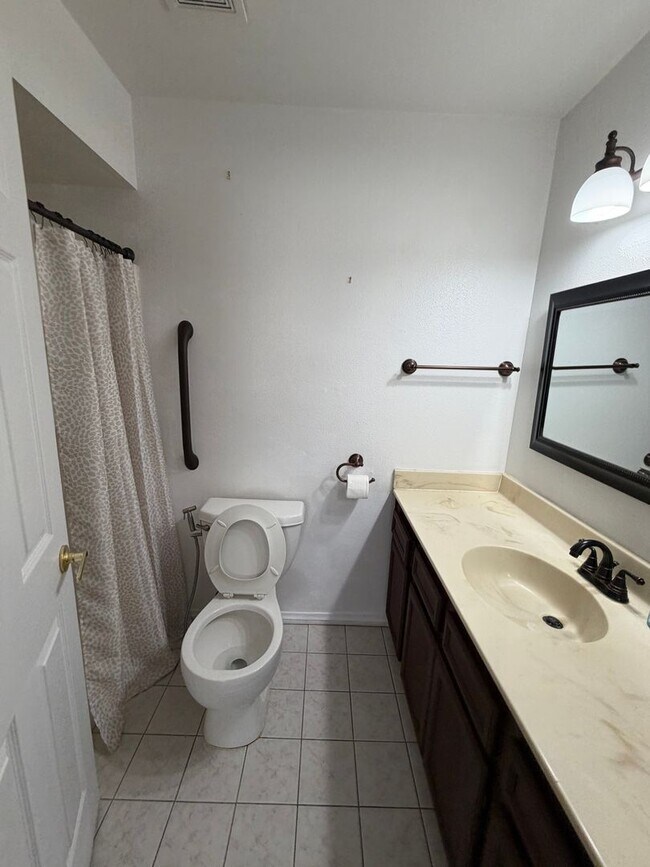 Building Photo - Wow Check out this 3 BD 2 BA SW Charmer near White Ln & Akers Road