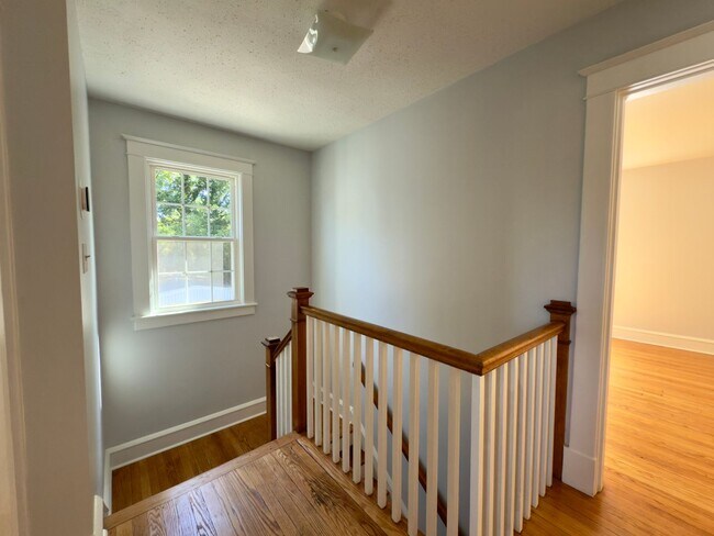 Building Photo - Charming Home!