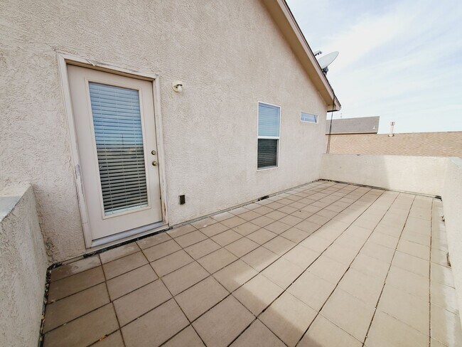 Building Photo - 3 Bedroom 2.5 Bathroom