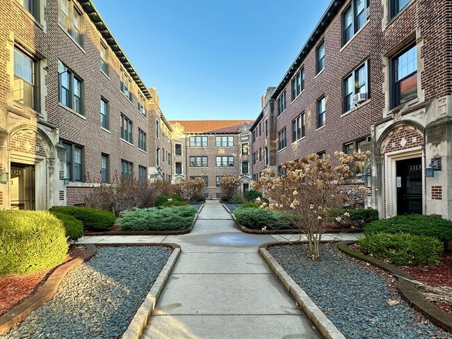 Building Photo - 1322 Oak Ave