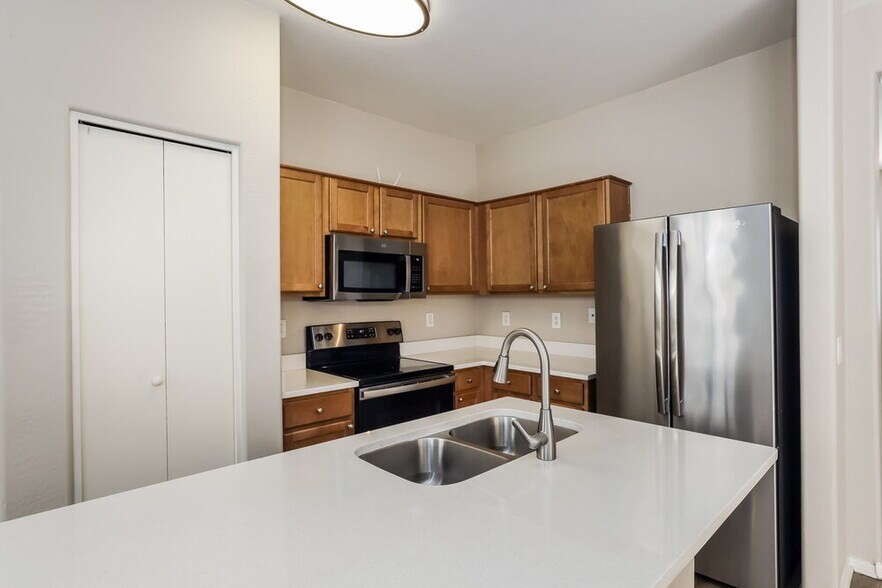 Building Photo - 5208 W Warner St