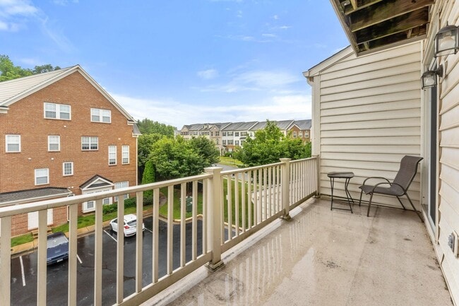 Building Photo - Commuter's Dream! Stylish 3-Bedroom Condo ...
