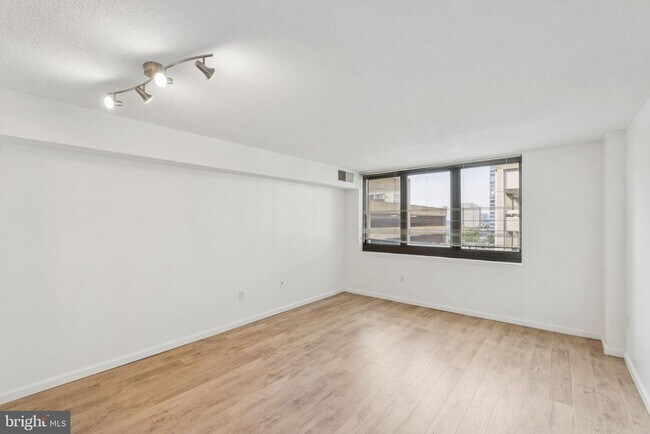 Building Photo - 1420 Locust St