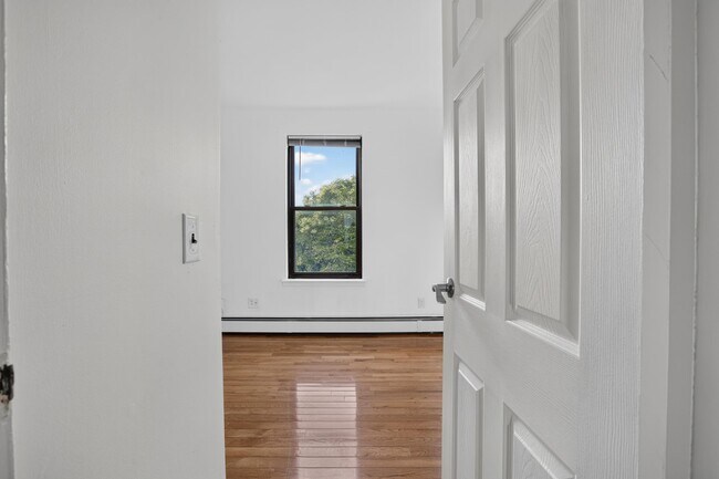 Building Photo - 540 Bramhall Ave