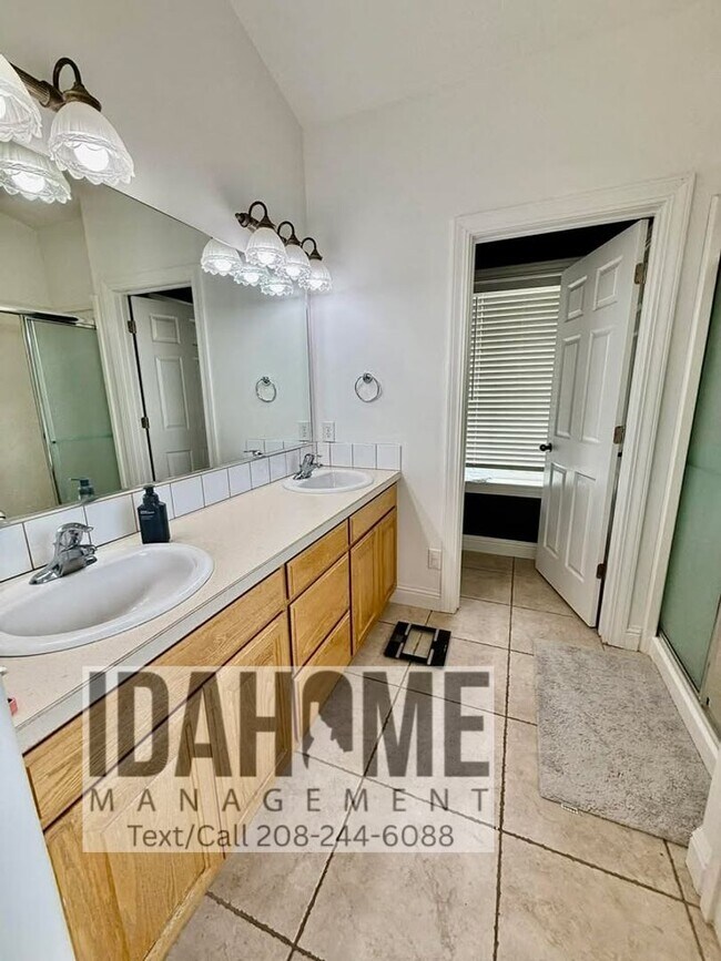 Building Photo - 2049 Sunrise Way