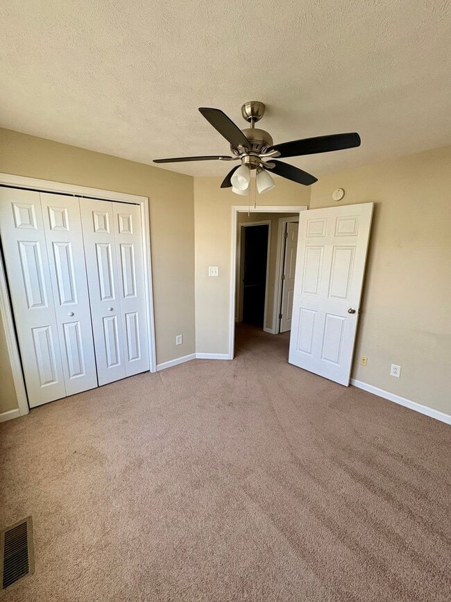 Building Photo - Nice home awaiting you to call home today- close to shopping and dining