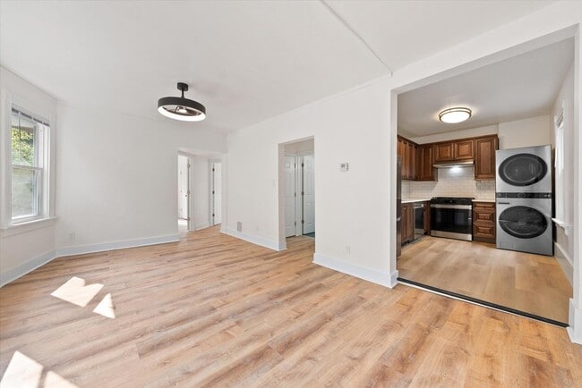 Building Photo - 2026 E Kenilworth Pl