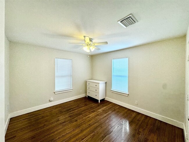 Building Photo - 1035 Louise St