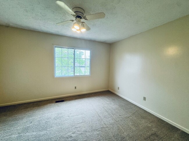 Building Photo - Comfort and Convenience