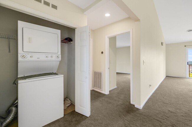Building Photo - 2-Bedroom, 2-Bathroom Condo with Stunning Downtown Views