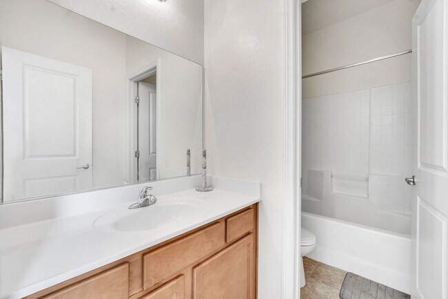 Building Photo - ADORABLE 4 BEDROOM HOME NEAR HOLLYWOOD & E SAHARA!