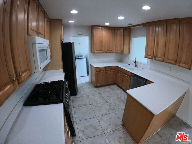 Building Photo - 5421 Hendricksen Dr