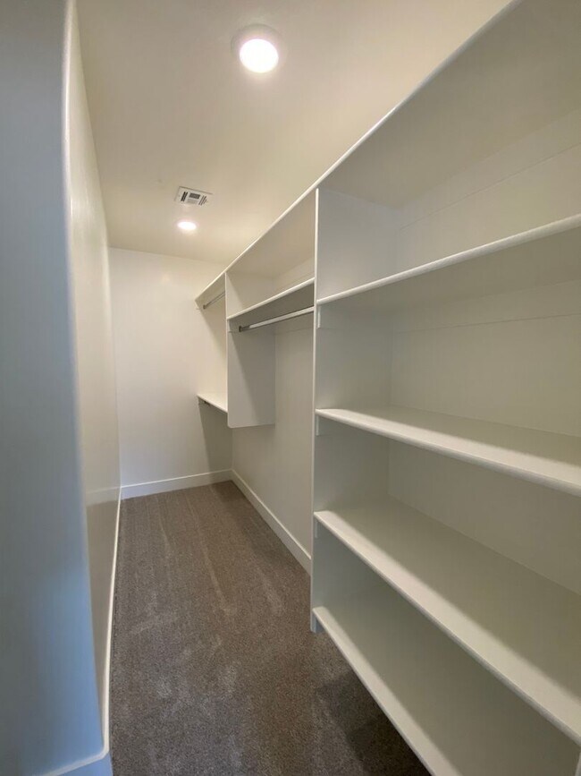 Building Photo - Mustang Townhome!!