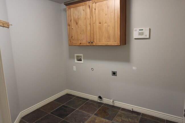 Building Photo - Spacious 3-Bed, 2-Bath Home with Open Floor Plan and Premium Amenities